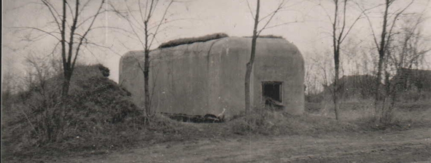 Československý bunkr 10/3122/A140-Z postavený v Prátlsbrunu (1938), stav v roce cca 1944 po rozebrání kamenné rovnaniny - zdroj: sbírka autora