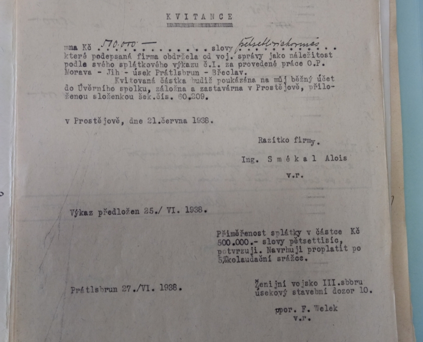 Kvitance na proplacení I. splatky za výstavbu lehkého opevnění v úseku Prátlsbrun. Za stavitele podepsán Ing. Alois Smékal. Potvrzení o oprávněnosti částky vydal ppor. F. Welek, Ženijní vojsko III. sboru, úsekový stavební dozor 10. Foto ze sbírky autora.