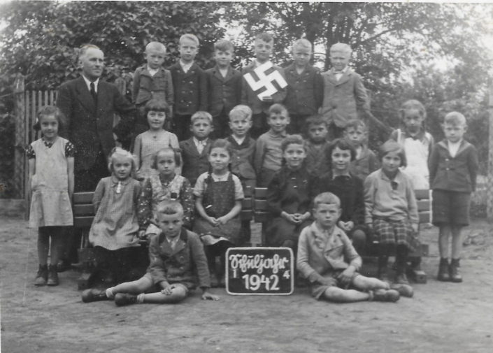 Bratelsbrunn, školní třída, 1942, ročník 1935 - zdroj: Sbírka Adelheid Wolf