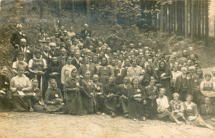 Obyvatelé Bratelsbrunnu na pouti, kolem 1920 - zdroj: Sbírka Adelheid Wolf