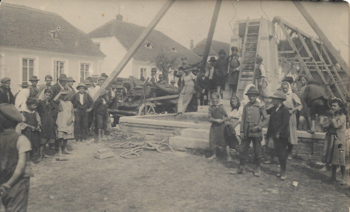 Bratelsbrunn, 1919, odstraňování sochy z památníku císaře Josefa II. - zdroj: Sbírka Adelheid Wolf