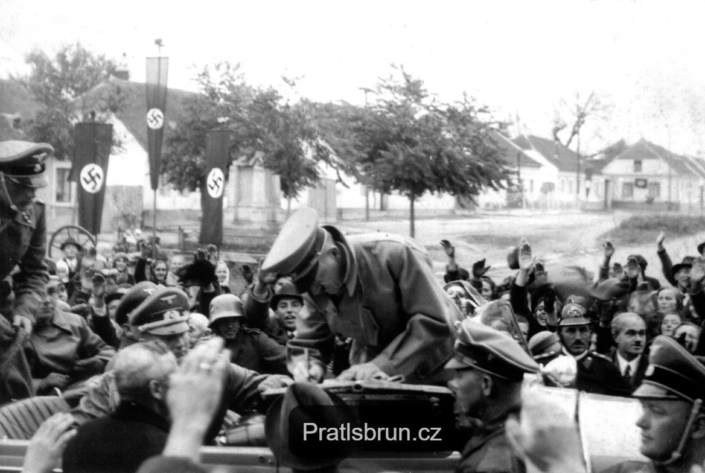 Adolf Hitler projíždí obcí - říjen 1938, zdroj: Anonym