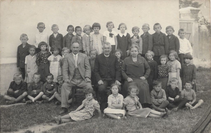 Bratelsbrunn, školní třída v roce 1935, ročník 1929 - zdroj: Sbírka Adelheid Wolf