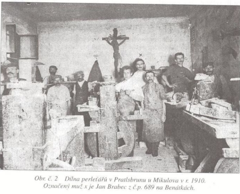 Dílna perleťářů v Pratlsbrunu v roce 1910, zdroj: publikace Naše město Dolní Kounice / číslo 2/2001