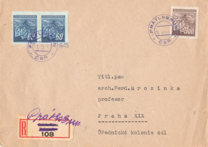 Obálka s razítkem Prátlsbrun – 13. srpna 1945 – příjemcem dopisu je architekt a entomolog Ferdinand Hrozinka. Otisk poštovního razítka prozrazuje, že se jedná o tzv. provizorní razítko – jak provedením (barva), tak především umístěním datumovky. Zdroj: Pavel Mašek