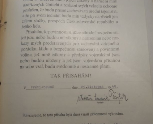 1945 - Služební přísaha - strážmistr Ludvík Fojtík - Prátlsbrun - zdroj: Archiv bezpečnostních složek