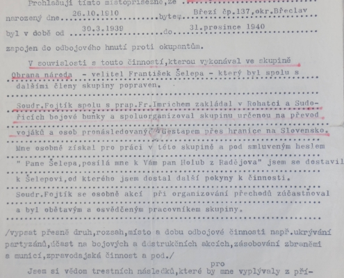plk. MUDr. Antonín Buček podává místopřísežné prohlášení o Ludvíku Fojtíkovi a jeho odbojové činnosti, rok 1969 – zdroj: Vojenský historický archiv