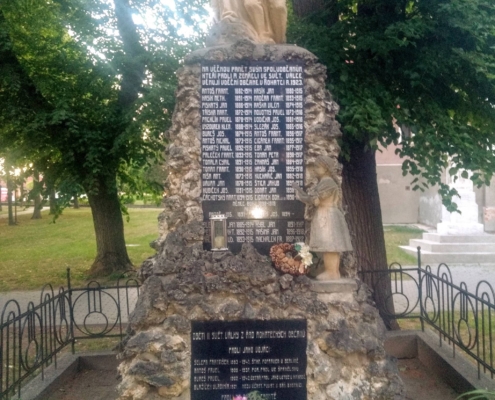 Rohatec - pomník věnovaný obětem 1. a 2. světové války, foto autor - květen 2022