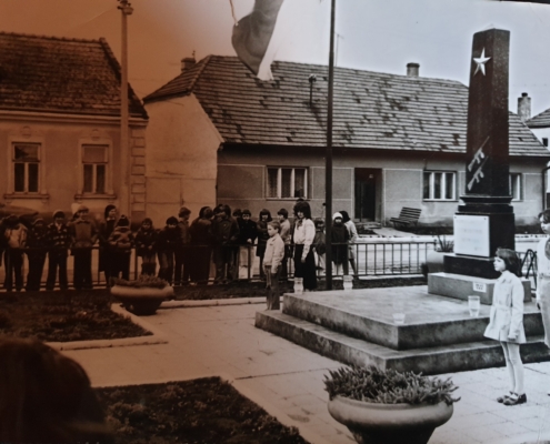 Nedatovaný snímek z obce Březí, u pomníku věnovaného Rudé armádě - zdroj: Jan Butal