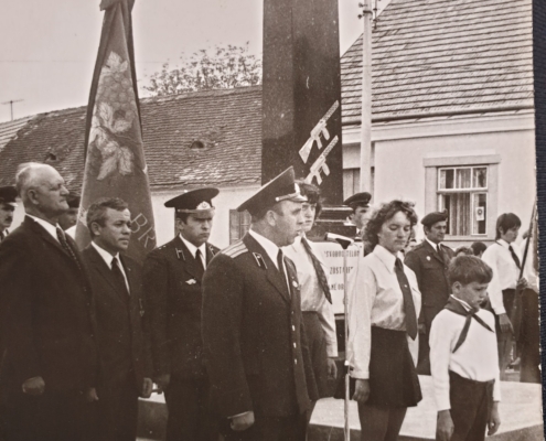Nedatovaný snímek z obce Březí, u pomníku věnovaného Rudé armádě jako první zleva v obleku stojí Ludvík Fojtík - zdroj: Jan Butal