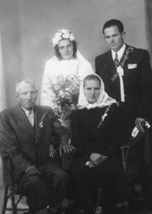 Dobroslav Lupuljev na svatební fotografii s nevěstou (Jarmila Jadrná) a jejími rodiči, Bošovice v roce 1945, zdroj: Jaroslav Šimandl / kniha II. světová válka přešla také přes Bošovice