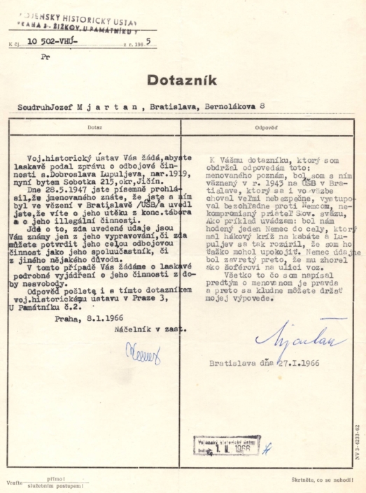 Jozef Mjartan v roce 1966 odpovídá na otázky Vojenského historického ústavu. Zdroj: Vojenský ústřední archiv