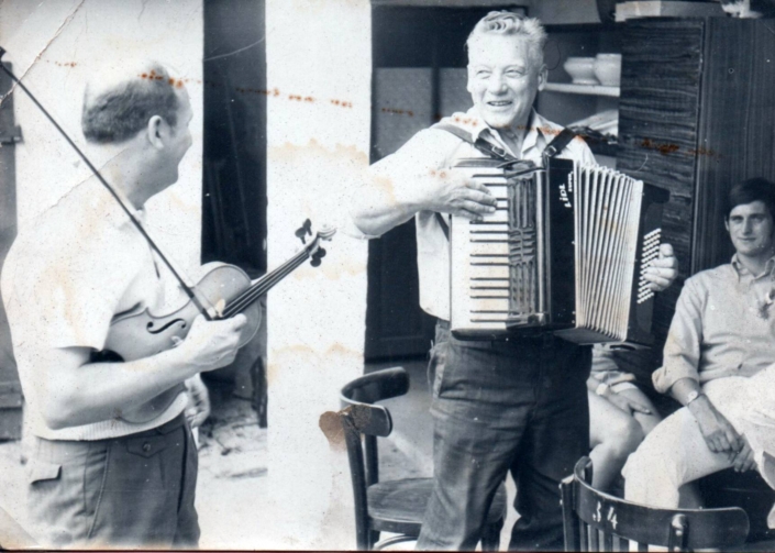 Karel Fišer při hře na harmoniku, zdroj: Archiv Jaroslava Šimandla
