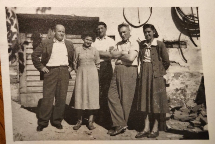 Pouť v Mikulově v roce 1956, pan učitel Karel Fišer (druhý zprava) stojí vedle mé maminky. Zdroj: František Láska
