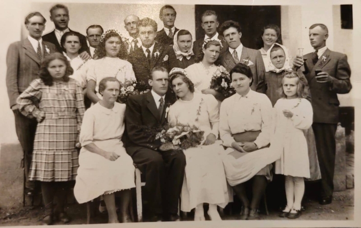 Na veselce Oty Hibla v roce 1946, učitel Karel Fišer je v horní řadě vlevo, ten s úsměvem. Je tam i maminka jako družička. Zdroj: František Láska