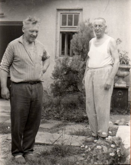 Nedatovaná fotografie - učitel Karel Fišer (vlevo) a Karel Mach (vpravo) - někdejší řídící učitel v Prátlsbrunu. Karel Mach měl zesnout v roce 1970 (?) v Ostravě. Zdroj: Archiv Jaroslava Šimandla