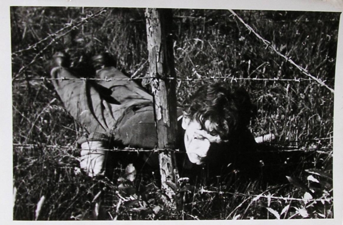 Fotografie mrtvého v drátěném zátarasu (pod elektrickým napětím) na hranicích v úseku obce Březí, zdroj: Luděk Navara / Archiv bezpečnostních složek